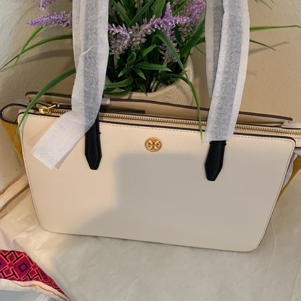 Tory Burch Robinson Colorblock Small Leather Tote
TORY BURCH - Picture 13 of 16